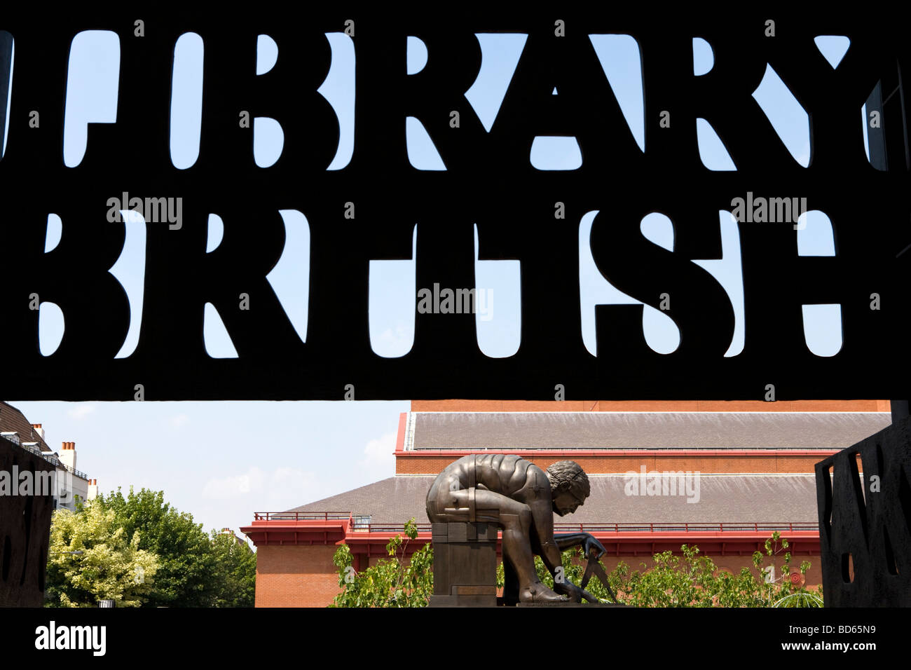 Statue de Newton par le sculpteur Eduardo Paolozzi British Library St Pancras Londres Angleterre Vendredi 03 Juillet 2009 Banque D'Images