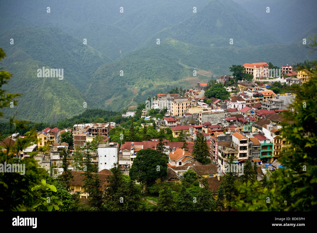 Une vue de la ville de Sapa au nord du Vietnam niché dans de luxuriants montagnes Banque D'Images