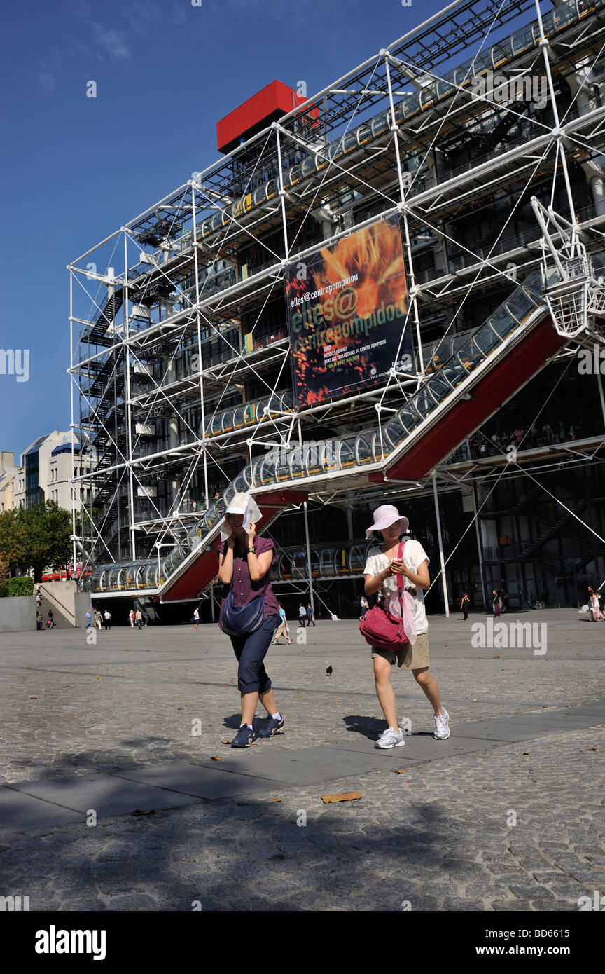 Paris France, Japonais touristes féminins à l'extérieur du 'Musée George Pompidou', se protégeant du soleil fort sur Front Plaza, le centre pompidou Banque D'Images