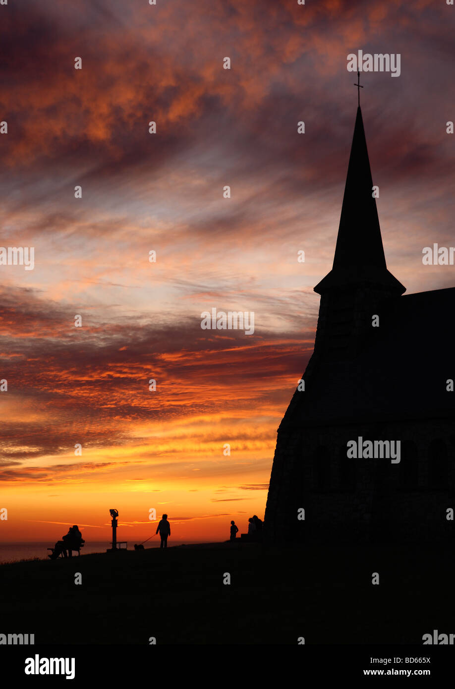 Les gens regarder le coucher de soleil à côté de la chapelle Notre Dame à Etretat, Normandie, France, Europe Banque D'Images