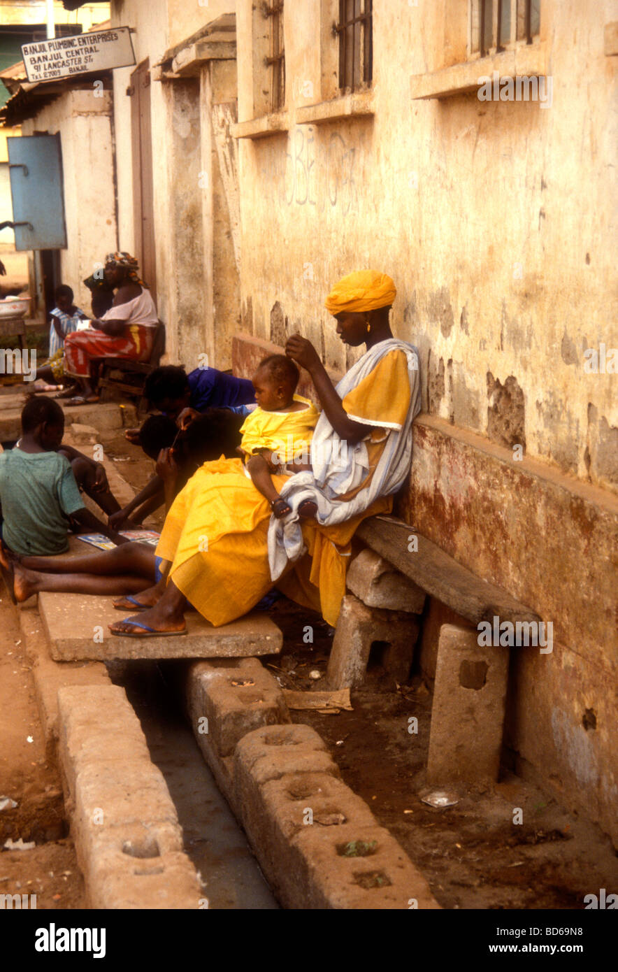 Scène de rue dans un quartier pauvre de Banjul Gambie Banque D'Images