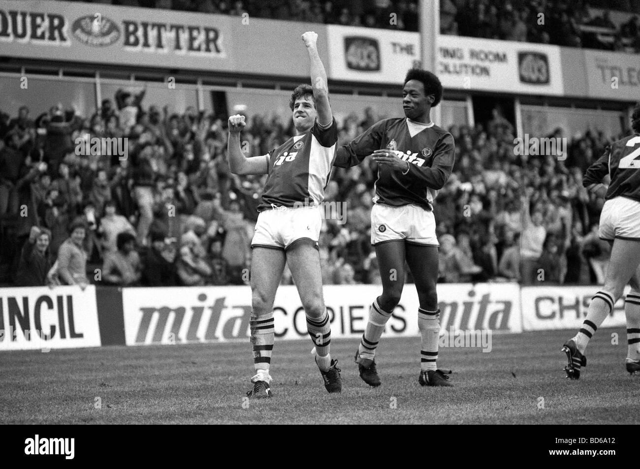 Aston Villa v West Bromwich Albion 1er janvier 1985 Colin Gibson célèbre son but avec Mark Walters. Banque D'Images