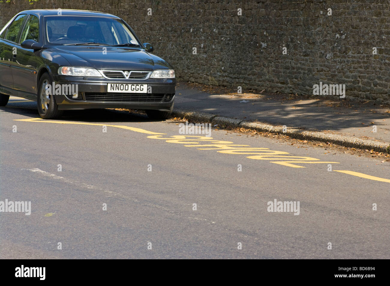 Voiture garée à l'école Rester à l'écart des interdictions de stationnement Banque D'Images
