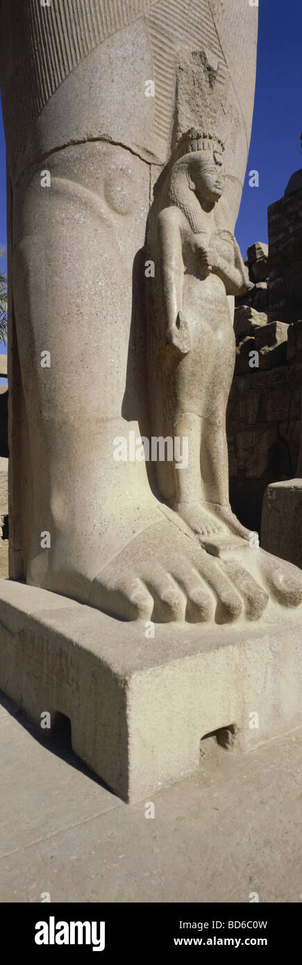 Géographie / voyage, Egypte, Karnak, Temple d'Amun-Re, statue de la Reine Nefertari (vers 1300 - 1250 av. J.-C.), détail de la statue du roi Ramesses II (vers 1290 - 1224 av. J.-C., 19ème dynastie), , Banque D'Images