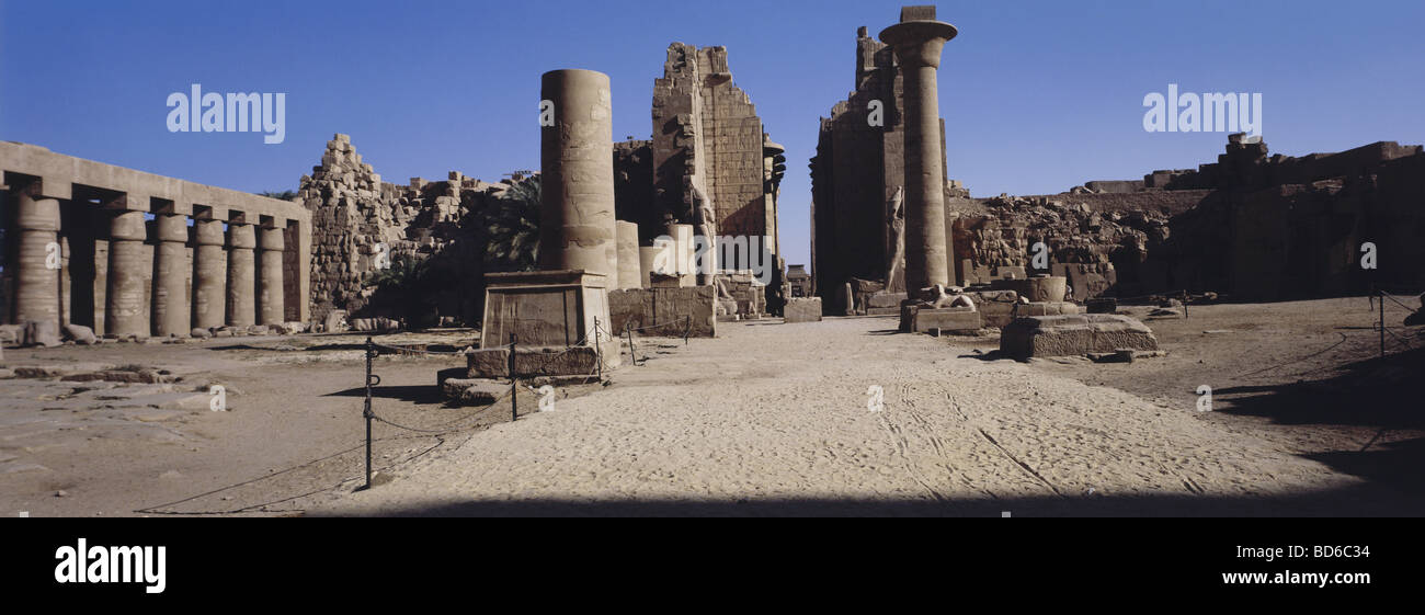 Géographie / voyage, Egypte, Karnak, Temple d'Amun-Re, kiosque du roi Taharqa (vers 690 - 664 av. J.-C., 25ème dynastie) et 2ème pylon, construit par le roi Horemheb (vers 1333 - 1306 av. J.-C., 18ème dynastie), vue, , Banque D'Images