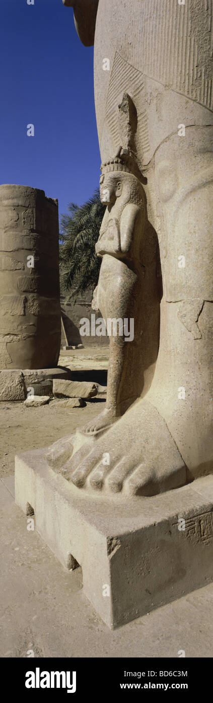 Géographie / voyage, Egypte, Karnak, Temple d'Amun-Re, statue de la Reine Nefertari (vers 1300 - 1250 av. J.-C.), détail de la statue du roi Ramesses II (vers 1290 - 1224 av. J.-C., 19ème dynastie), , Banque D'Images
