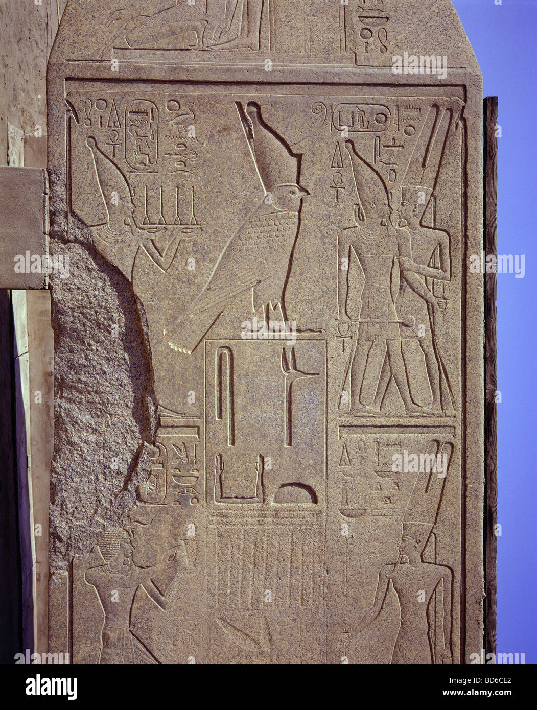 Géographie / voyage, Egypte, Karnak, Temple d'Amun-Re, Dieu Horus, Dieu Amun embrassant la Reine Hatshepsut (vers 1490 - 1468 av. J.-C., 18ème dynastie), soulagement, , Banque D'Images