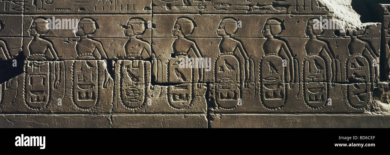 Géographie / voyages, Egypte, Karnak, Temple d'Amun-Re, Libyens et Nubiens caprirés, libération, temple du roi Thutmose III (vers 1490 - 1436 av. J.-C., 18ème dynastie), Nouveau Royaume, Amun, Re, religion, excavation, Thèbes, monde ancien, antiquité, peopel, prisonniers de guerre, prisonniers de guerre, prisonniers de guerre, Afrique, sites historiques, patrimoine mondial de l'UNESCO / sites historiques le monde antique, les gens, Banque D'Images