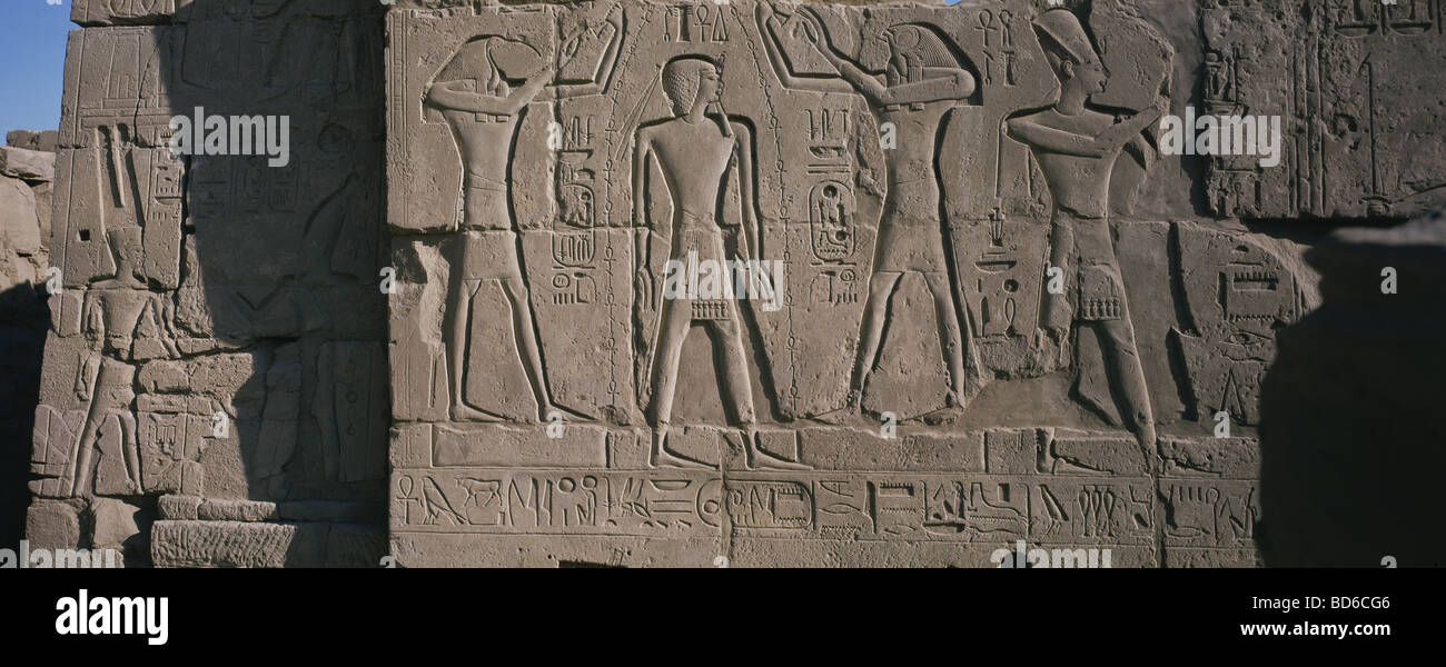 Géographie / voyages, Egypte, Karnak, Temple d'Amun-Re, roi Ramesses II (vers 1290 - 1224 av. J.-C., 19ème dynastie) et Gods Thot et Ptah, relief, Nouveau Royaume, Amun, Re, excavation, Thèbes, monde antique, antiquité, beaux-arts, sculpture, religion, Afrique, historique, patrimoine culturel mondial de l'UNESCO / sites, monde antique, monde Banque D'Images