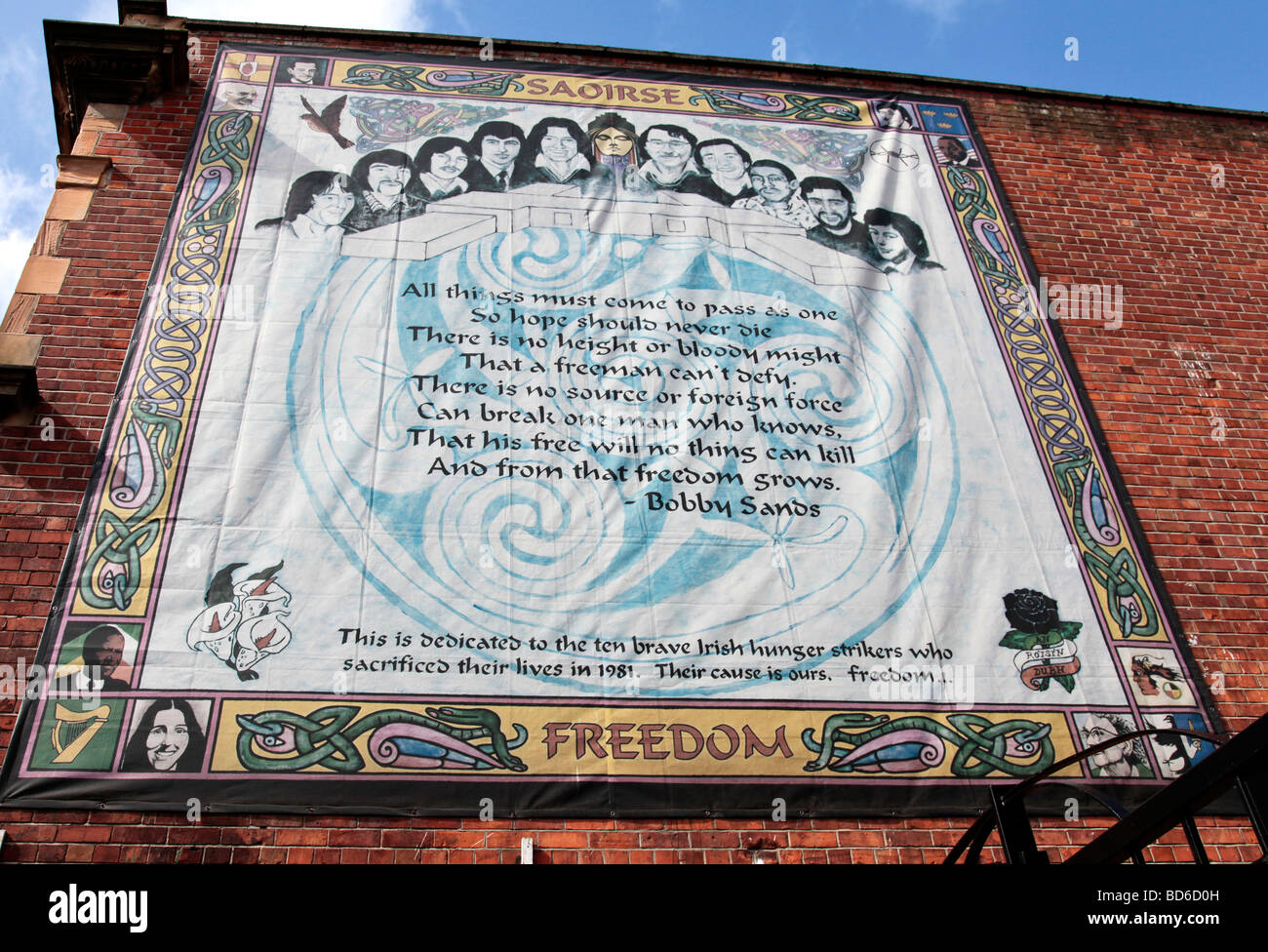 2001 fresque républicaine représentant dix grévistes de la faim, décédé en 1981, représenté ci-dessus un poème de Bobby Sands. Banque D'Images