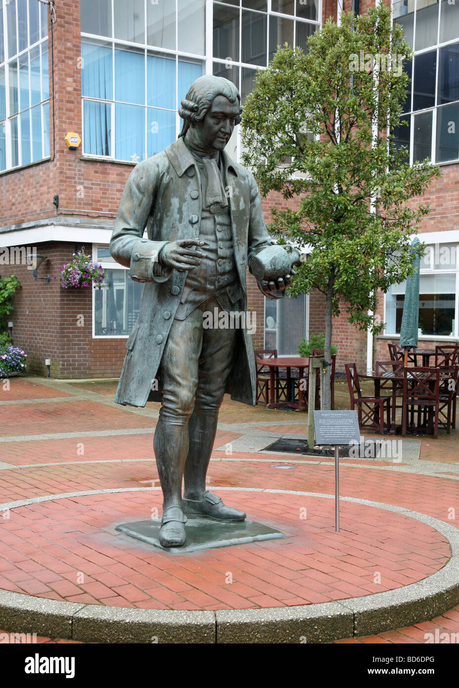 Statue de potter Josiah Wedgwood en dehors du centre de visiteurs à l'usine Wedgwood, Barlaston Stoke-on-Trent, le personnel Banque D'Images