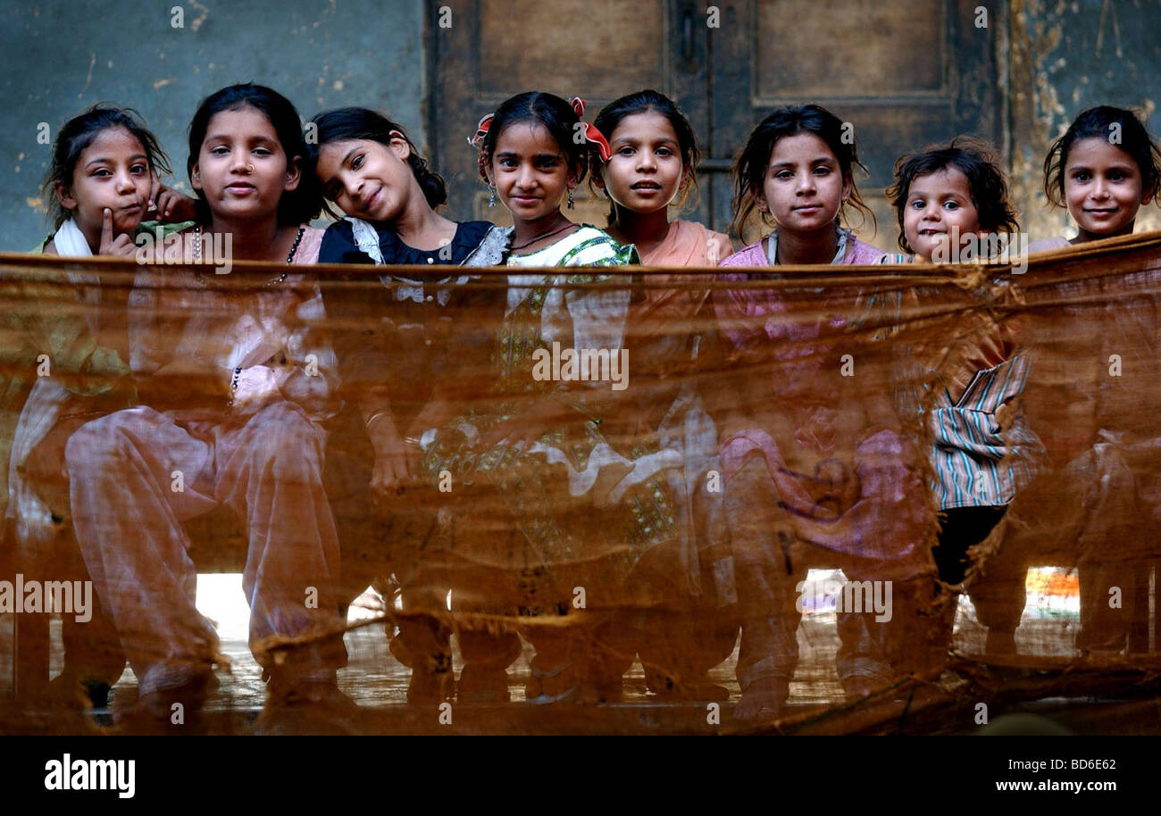 Les enfants musulmans Dariya s'asseoir à l'intérieur du camp de réfugiés de Khan Rahat Ghhumnat définies en dehors d'une école à l'état du Gujarat à Ahmedabad Banque D'Images