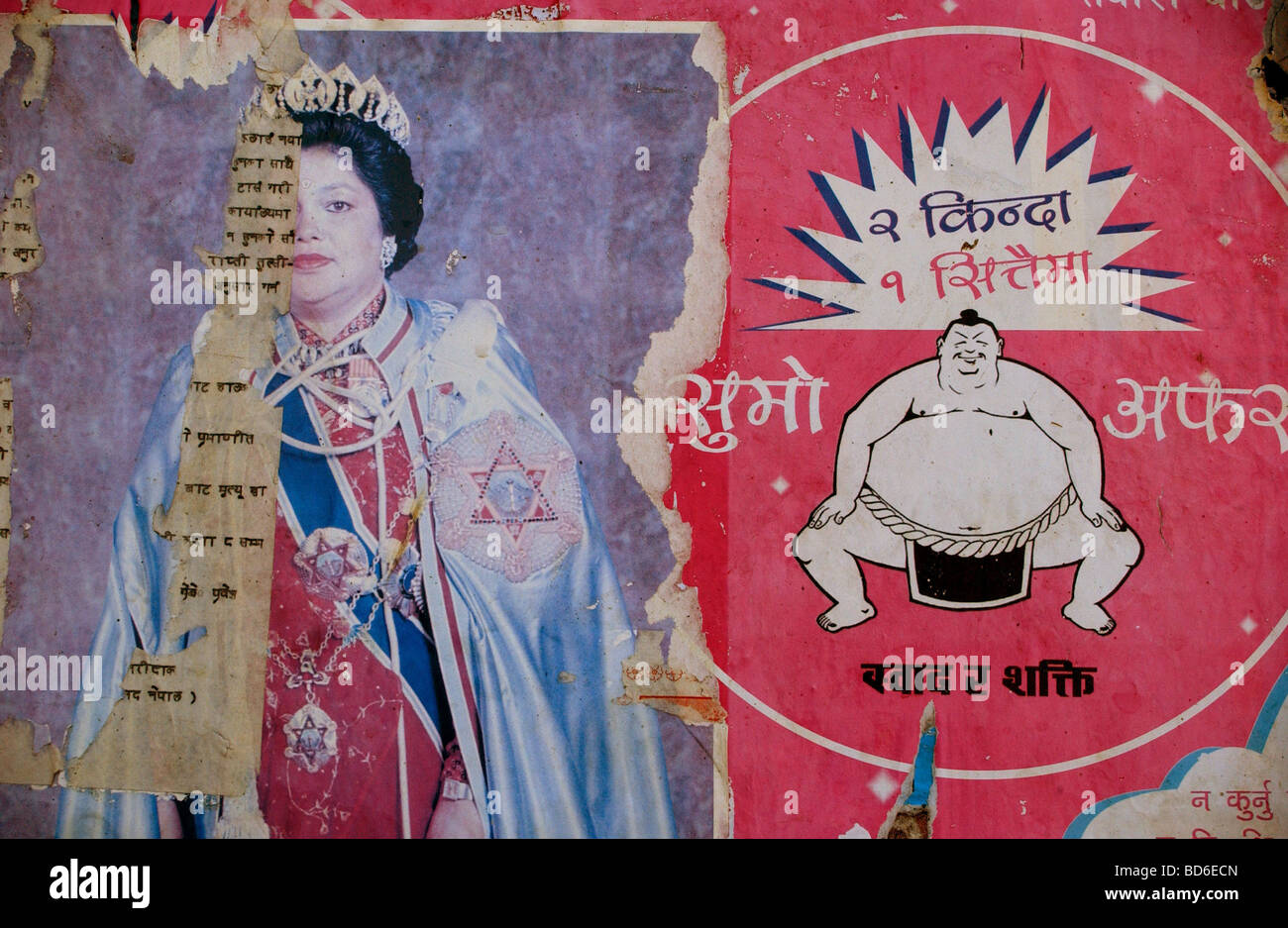 DAN NÉPAL 24 avril 2004 Une affiche de la Reine du Népal est couvert par la publicité sur un mur près de Dan dans l'ouest du Népal Avril Banque D'Images