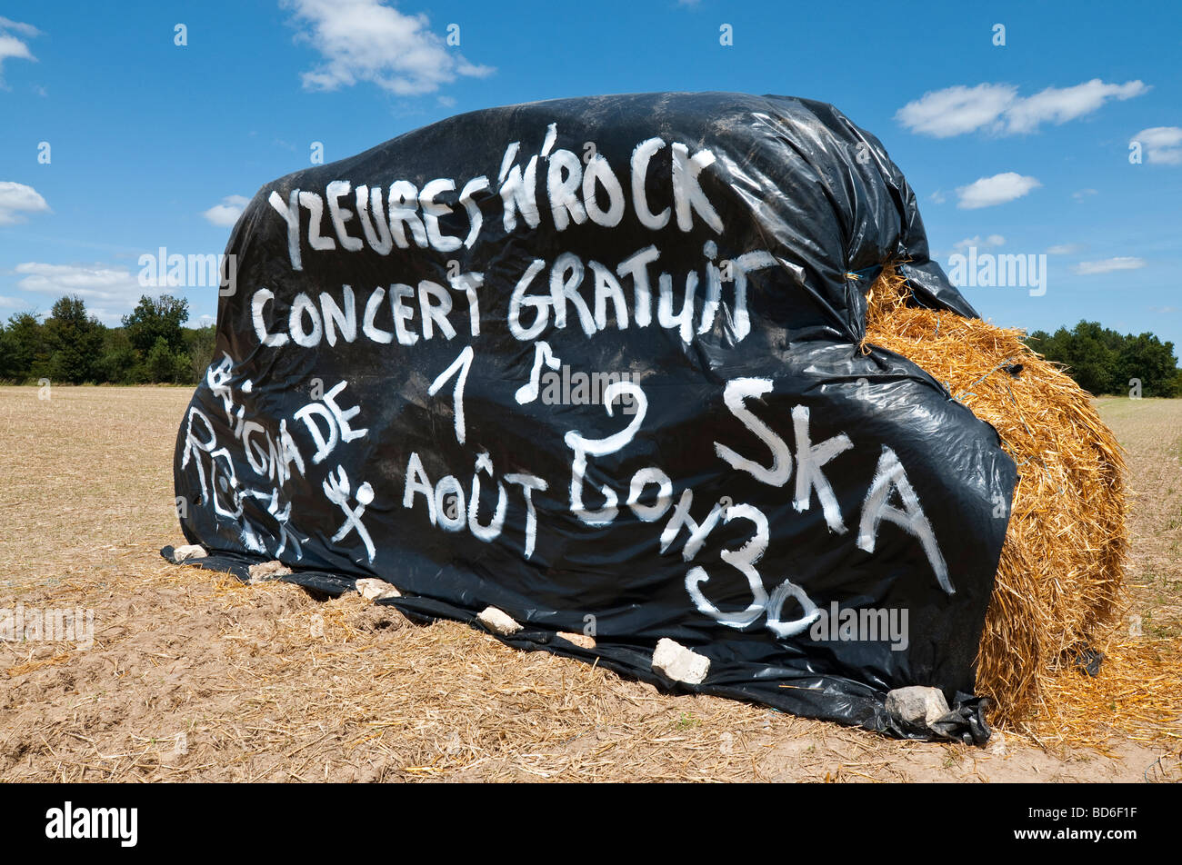 Feuille en plastique peinte à la main sur des bottes de paille la promotion  libre locales concert de rock - France Photo Stock - Alamy