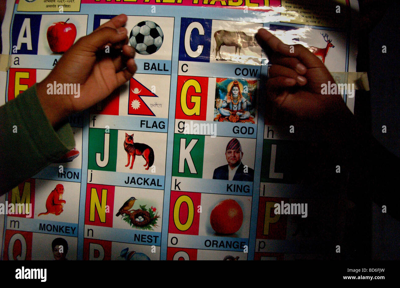 Le 14 avril 2004 NÉPAL NEPALGANJ enfants qui sont devenus orphelins à cause de l'insurrection maoïste au point une affiche avec les Banque D'Images