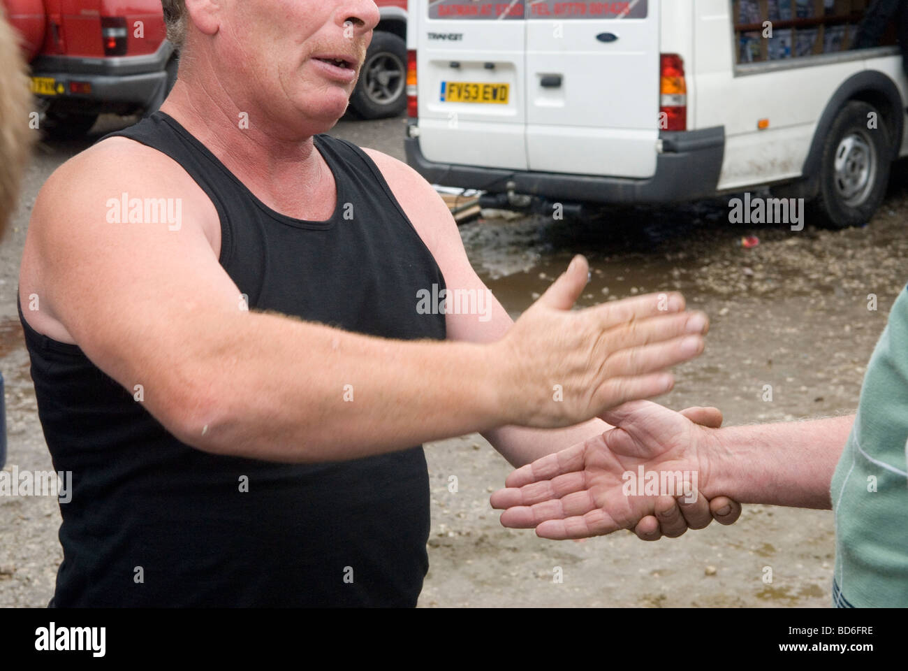 Gypsy Horse Traders revendeur scellant un accord Brigg Horse Fair Brigg Lincolnshire Angleterre 2009 2000s Royaume-Uni HOMER SYKES Banque D'Images