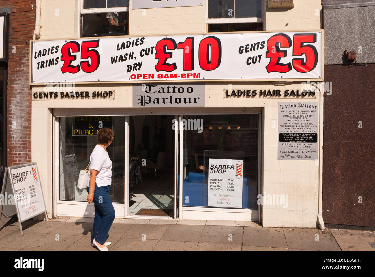 Un salon de tatouage et de coiffeurs pour hommes et femmes à Norwich Norfolk Uk Banque D'Images