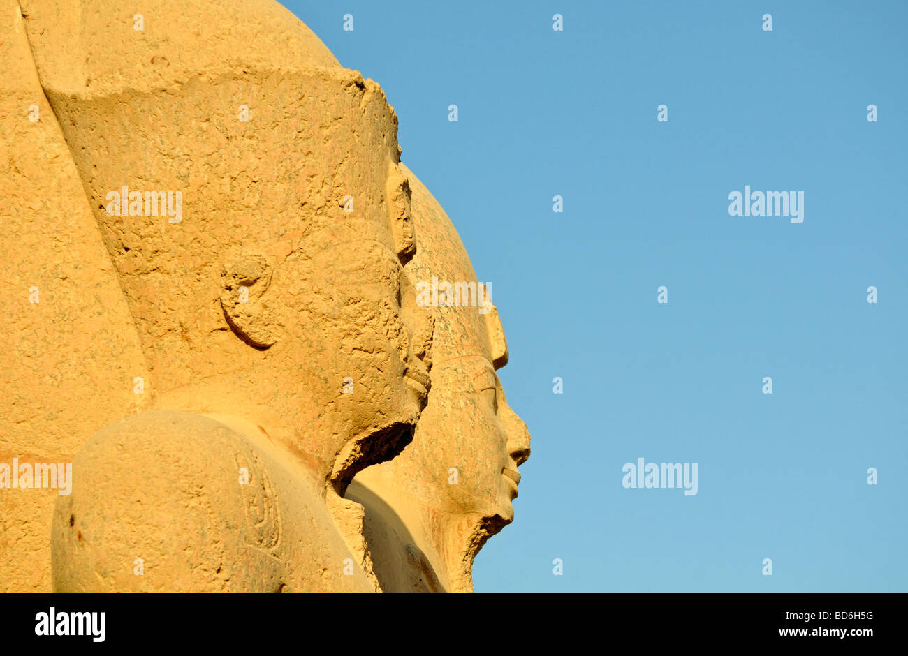 Des statues colossales à cour de cachette de Cité parlementaire d'Amon Re complexe du temple de Karnak Louxor Égypte près de Banque D'Images