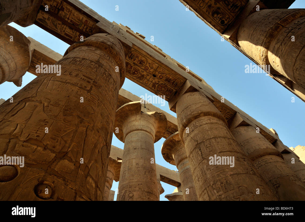 Papyrus de colonnes colossales salle hypostyle Cité parlementaire d'Amon Re complexe du temple de Karnak Louxor Égypte près de Banque D'Images