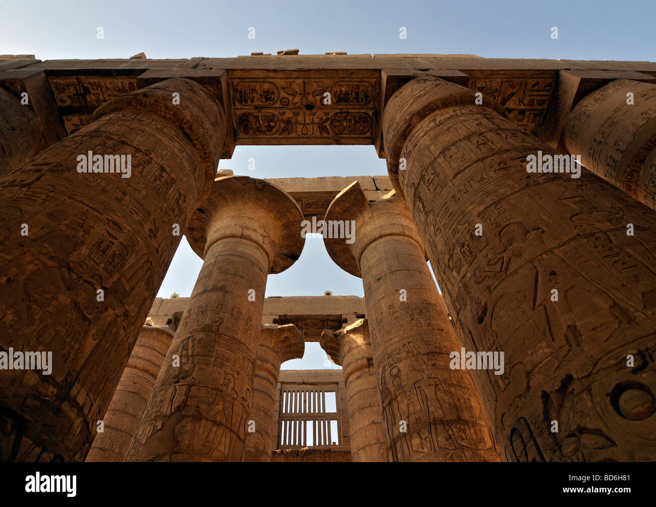 Papyrus de colonnes colossales salle hypostyle Cité parlementaire d'Amon Re complexe du temple de Karnak Louxor Égypte près de Banque D'Images