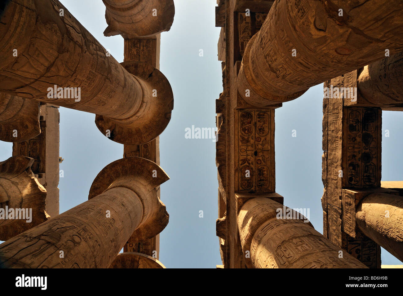 Papyrus de colonnes colossales salle hypostyle Cité parlementaire d'Amon Re complexe du temple de Karnak Louxor Égypte près de Banque D'Images