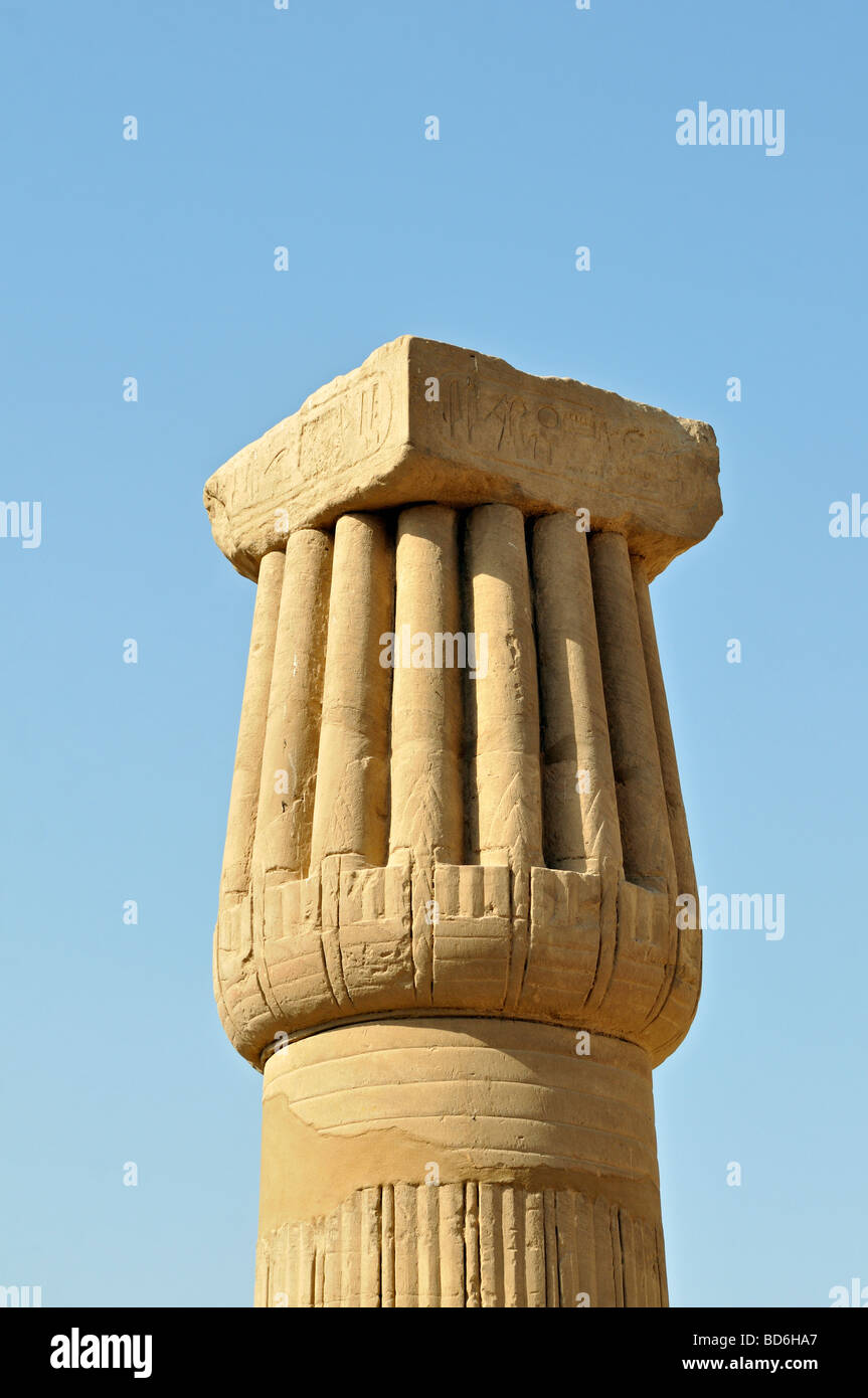 Détail de l'Papyriform Fermé Colonne Papyrus et Abacus Capital cité d'Amon Re au Temple de Karnak Louxor Égypte près de complexes Banque D'Images