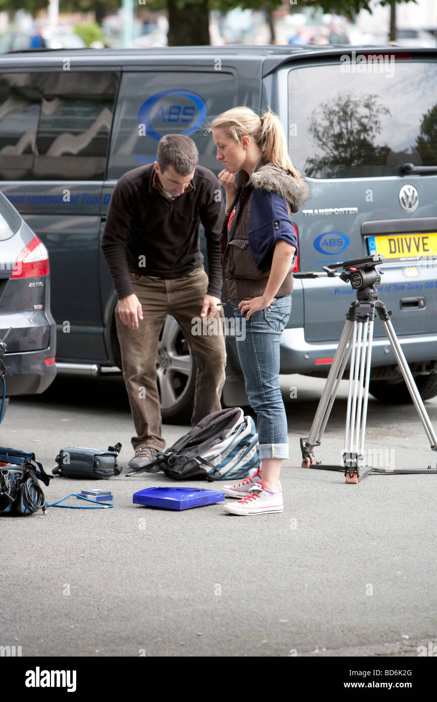 Une équipe de télévision de la BBC Peter bleu kit de tournage du film de Tom Daley au Centre municipal de Plymouth, Devon, Angleterre, Royaume-Uni Banque D'Images