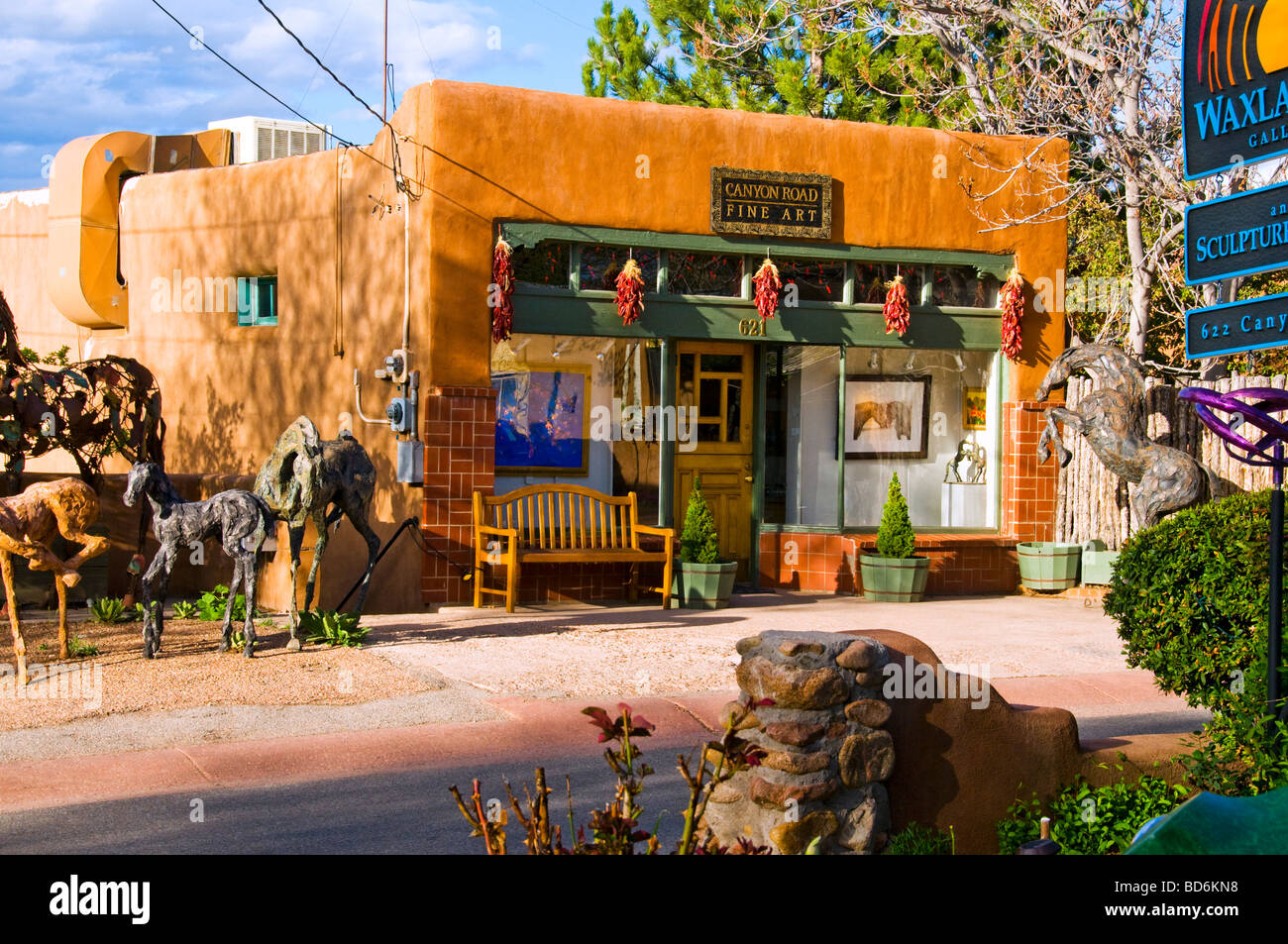 Petite galerie d'art d'adobe sur Canyon Road à Santa Fe NM Banque D'Images