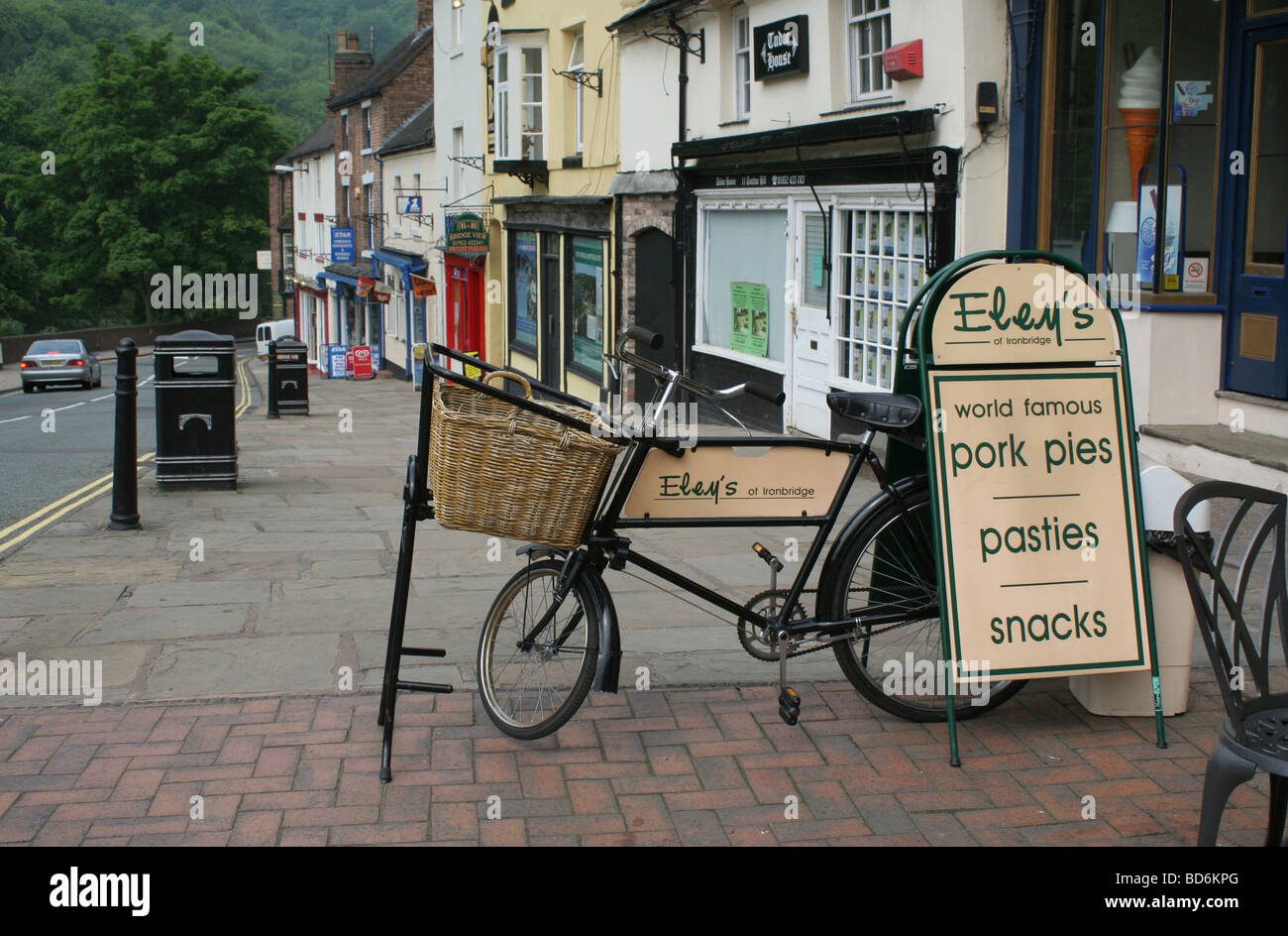 Vélo sur le quai de livraison Ironbridge Banque D'Images