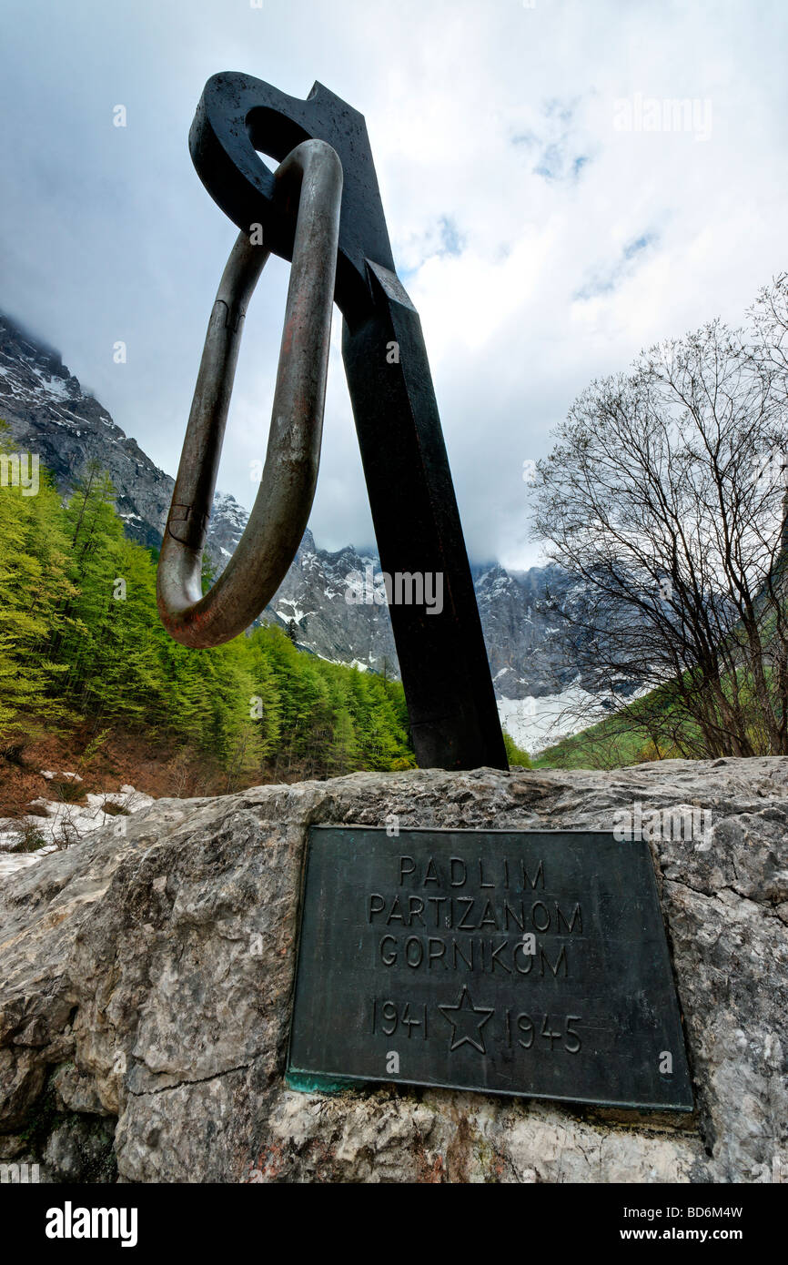 War Memorial à l'alpiniste de partisans de l'ex-Yougoslavie de la vallée près de Vrata, Mojstrana Gorenjska, la Slovénie. Banque D'Images