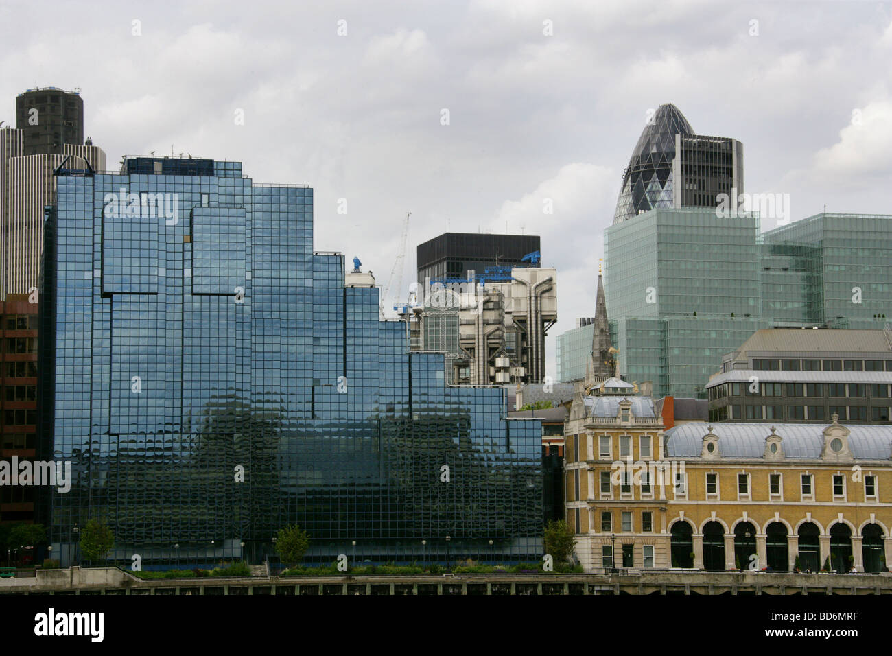 Old Billingsgate Fish Market et du Nord et bâtiment Shell, Tamise, à partir de la Southbank, Londres, Royaume-Uni. Banque D'Images