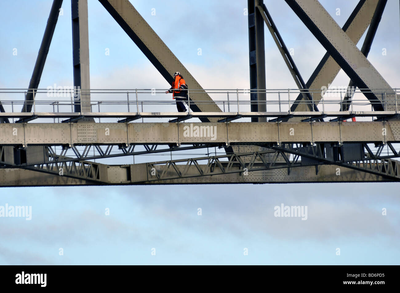 Ouvrier d'entretien à la super structure de l'Auckland Harbour Bridge Banque D'Images