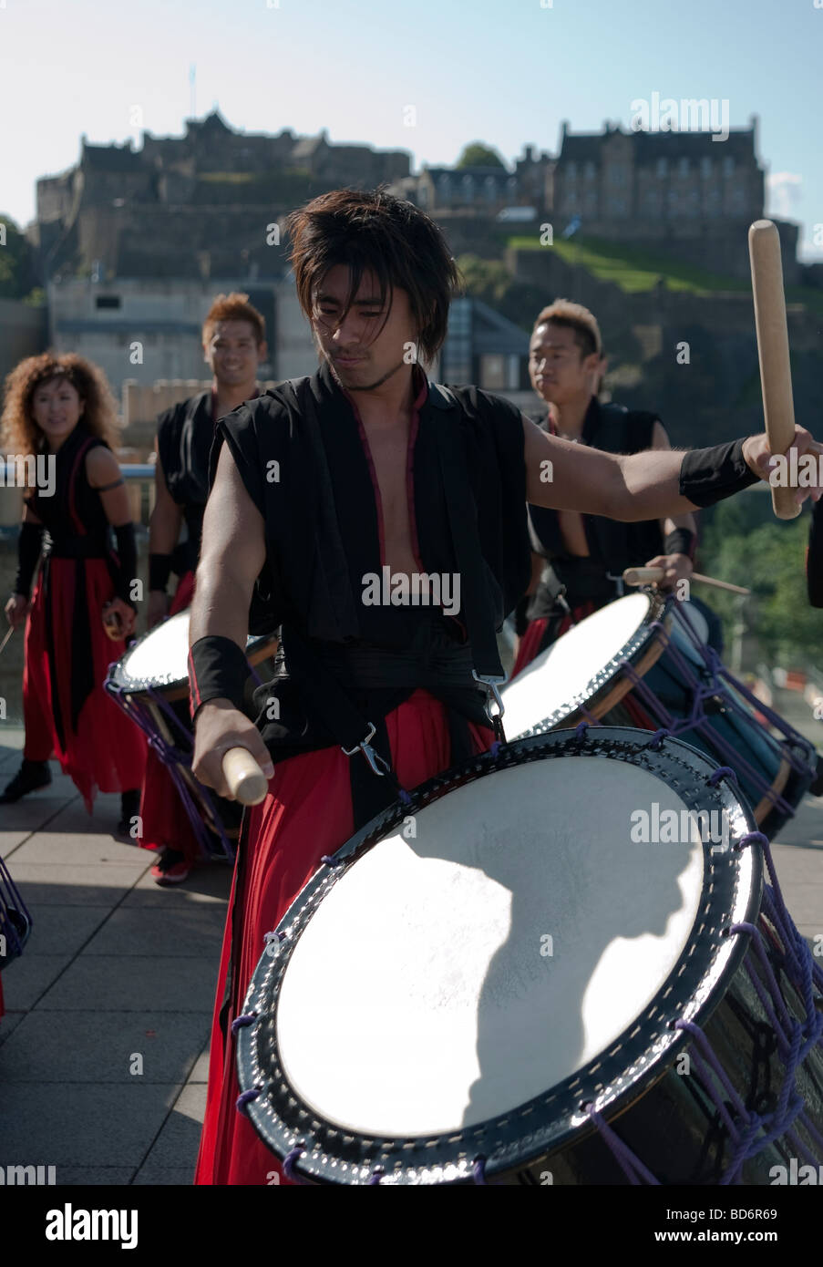 Samurai Japanese drumming entreprise assurant à l'Edinburgh Fringe Festival, Ecosse, Royaume-Uni Banque D'Images