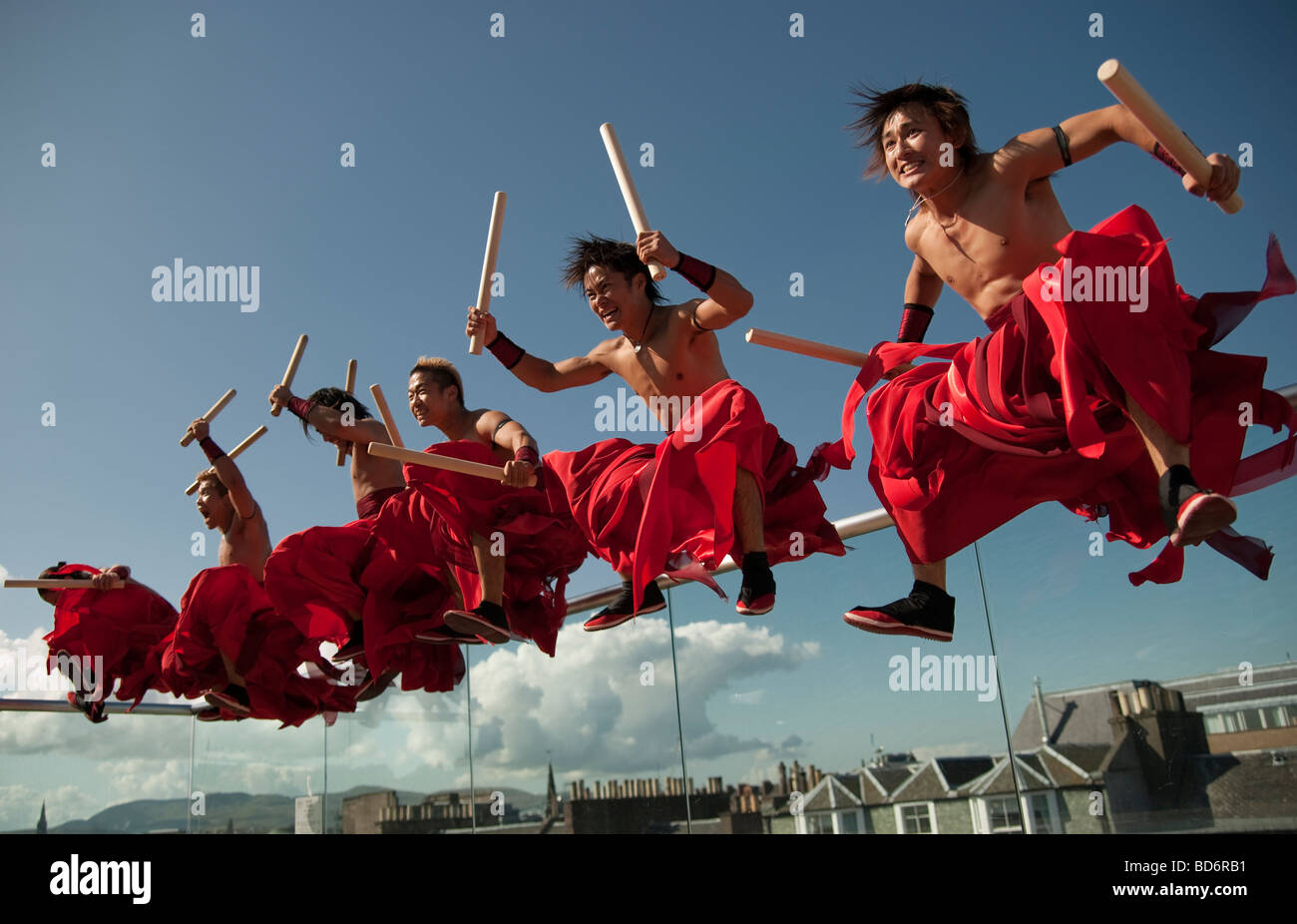 Samurai Japanese drumming entreprise assurant à l'Edinburgh Fringe Festival, Ecosse, Royaume-Uni Banque D'Images