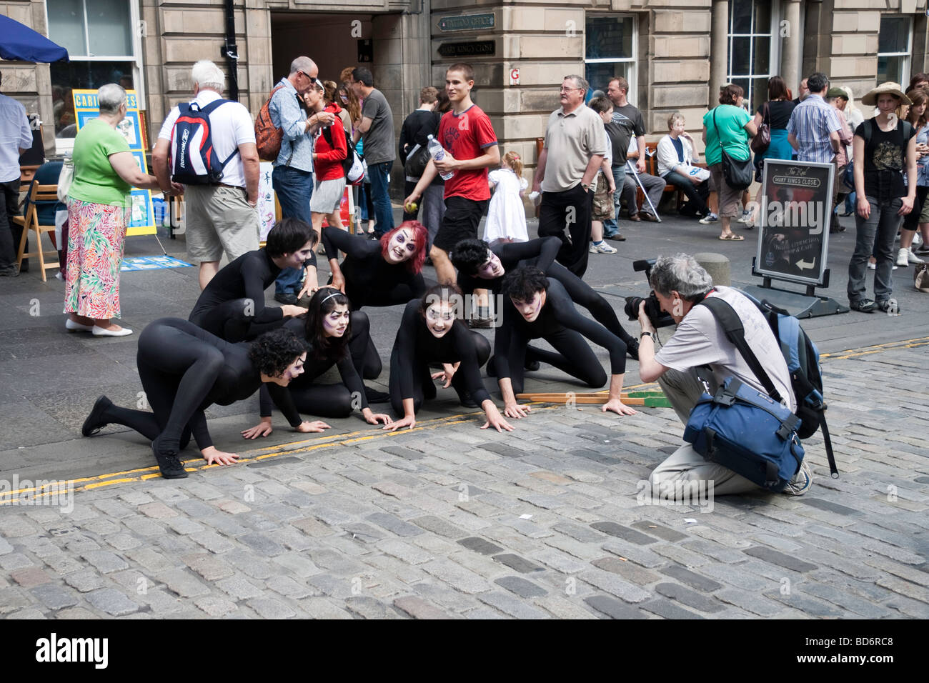 Un groupe d'artistes de rue, pose devant l'appareil photo sur l'Edinburgh's Royal Mile pendant le Festival Fringe 2009 Banque D'Images