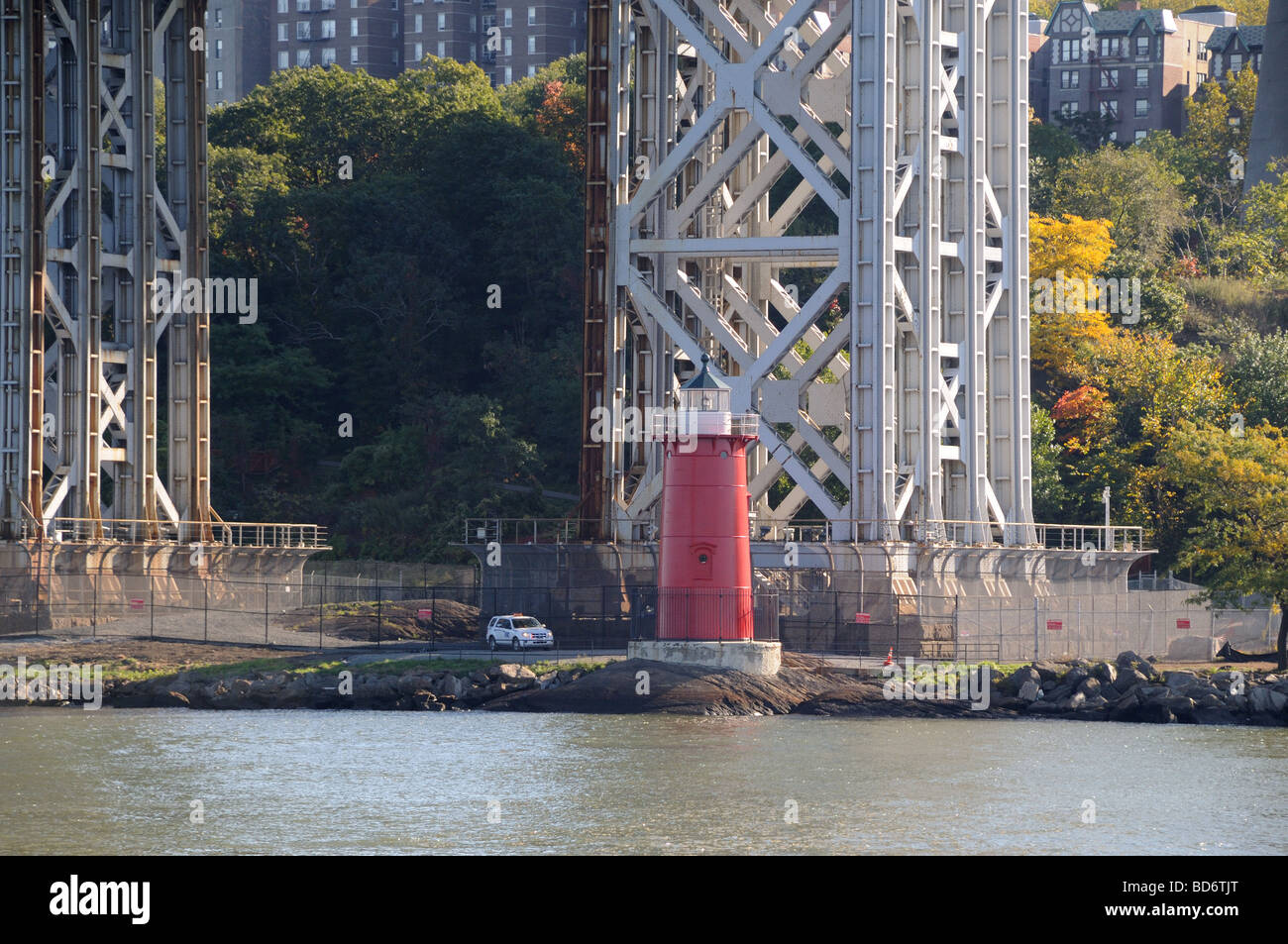 Le petit phare rouge à la base du pont George Washington à Manhattan Banque D'Images