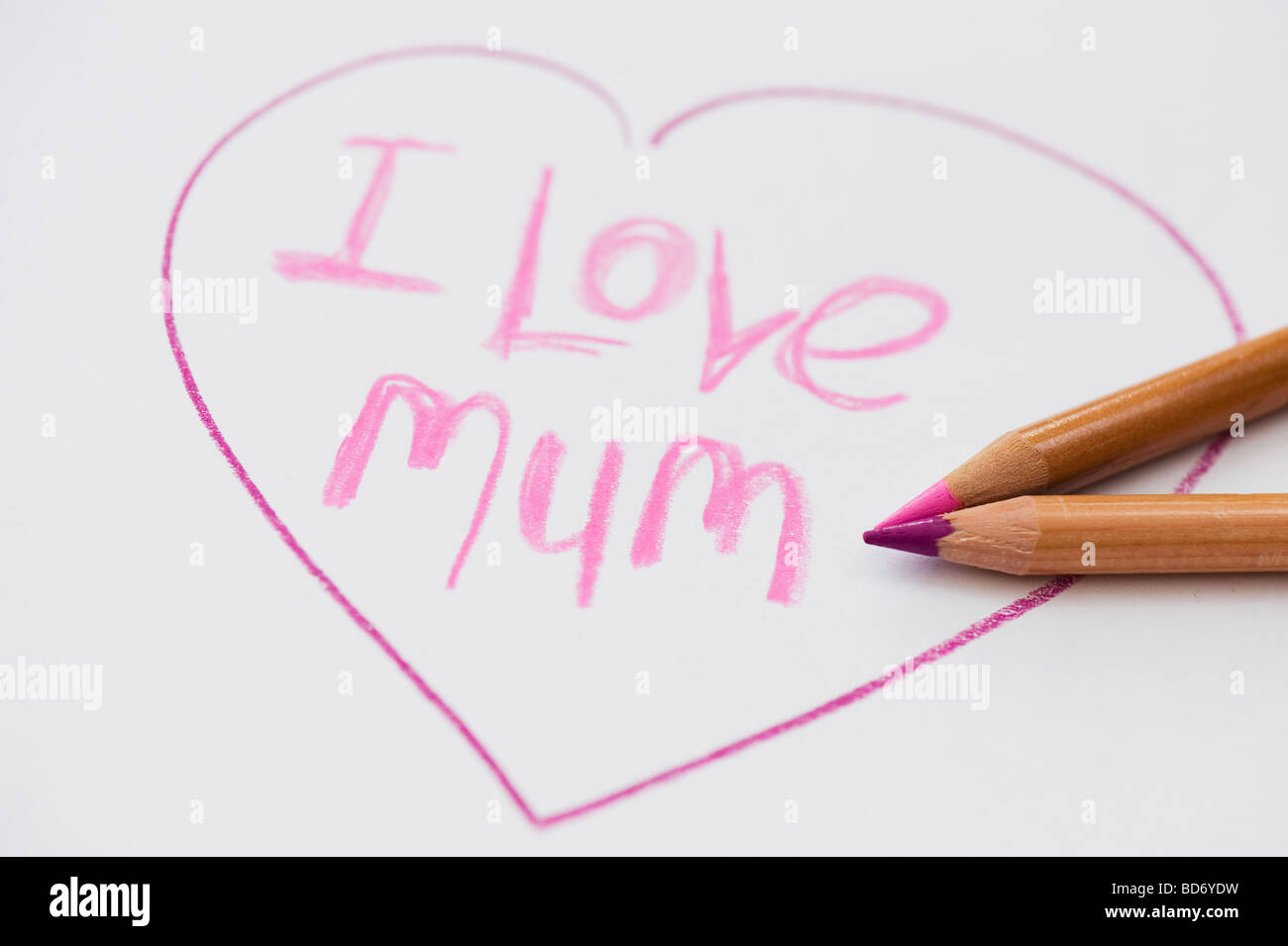 Mots J Aime Maman Dans Un Coeur D Amour Ecrit Sur Papier Avec Des Crayons De Couleur Photo Stock Alamy