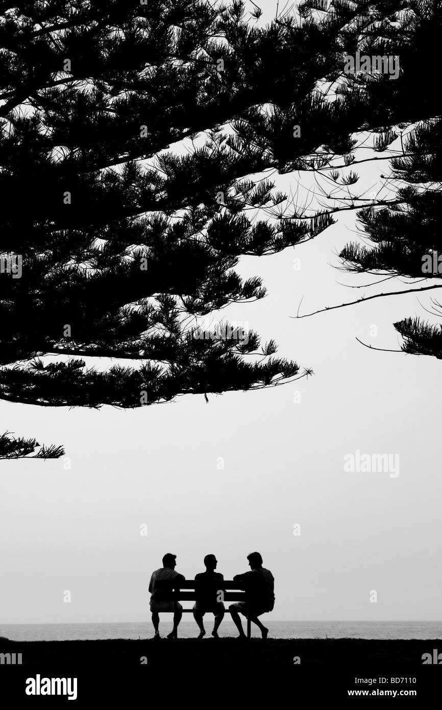 Trois hommes assis sur un banc, Australie Avalon Banque D'Images