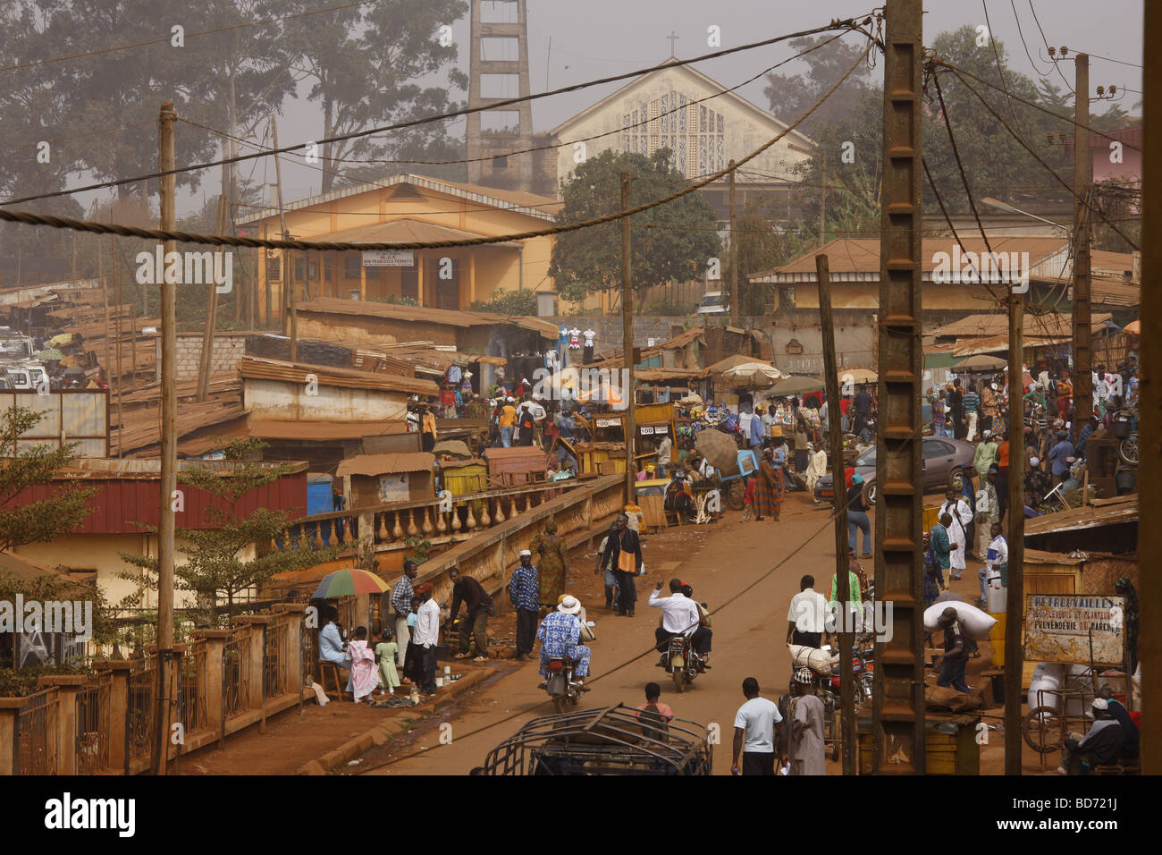 La vue de la rue en face de la cathédrale, vue sur la ville, Bafoussam, Cameroun, Afrique Banque D'Images