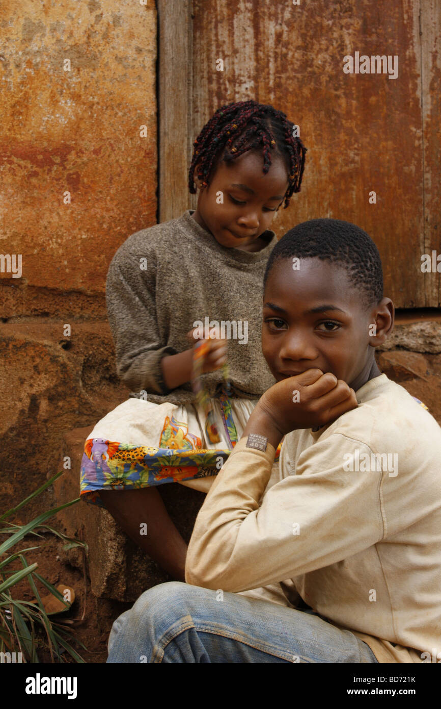 Garçon et fille en face d'une porte, Bafoussam, Cameroun, Afrique Banque D'Images