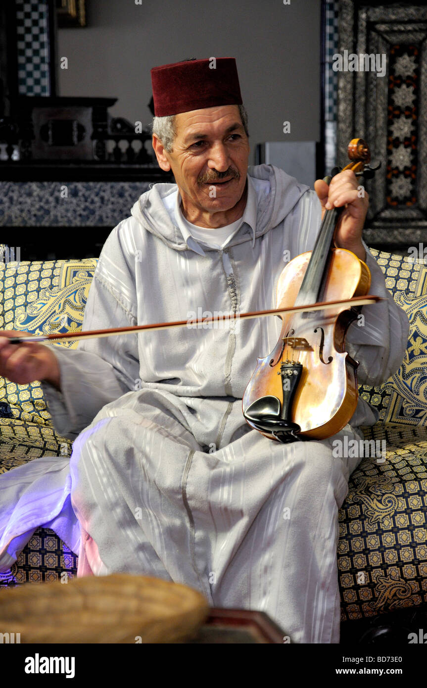 Musiciens traditionnels jouant dans Marhaba Palace Restaurant, Rue de la Kasbah, Medina, Tanger, Maroc, Région Tangier-Tétouan Banque D'Images