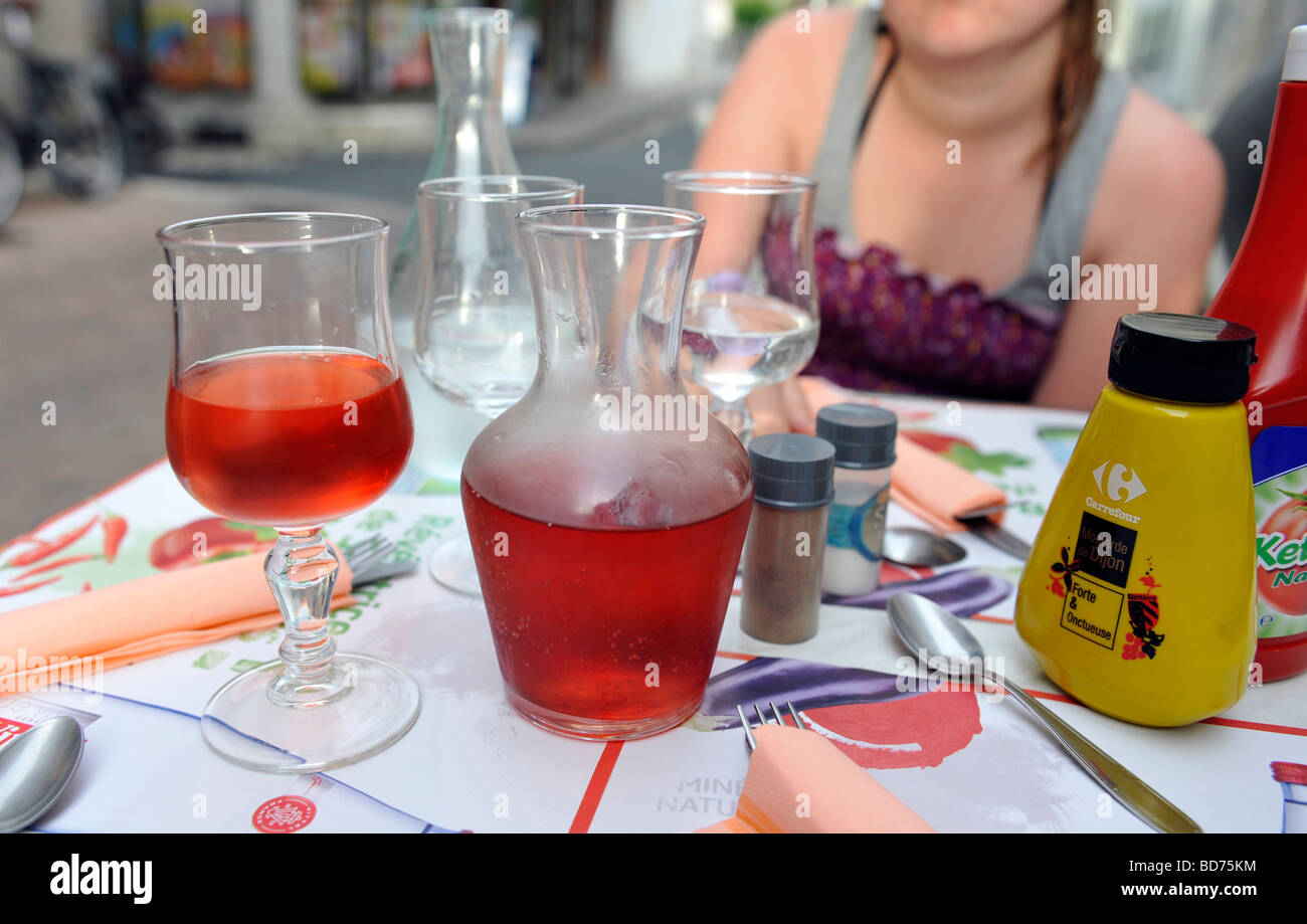 Vin rose potable restaurant Français Banque D'Images