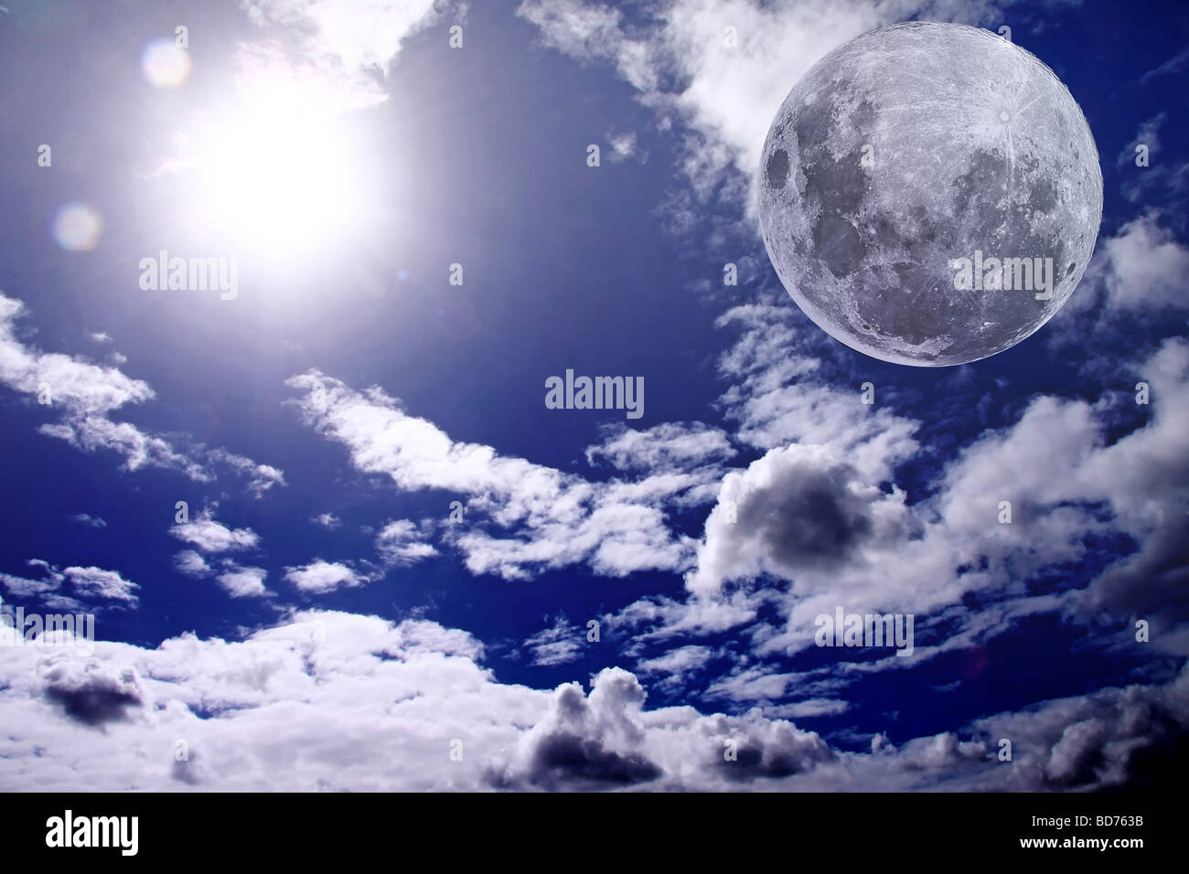 Image de pleine lune sur un ciel nuageux avec le soleil brillant au cours de la journée Banque D'Images