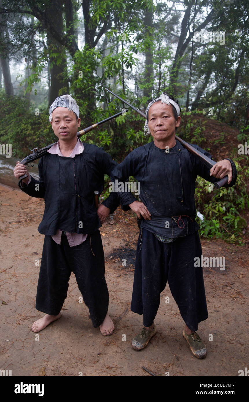 Deux hommes armés de fusils Miao Basha Congjiang County Guizhou Province Chine Banque D'Images