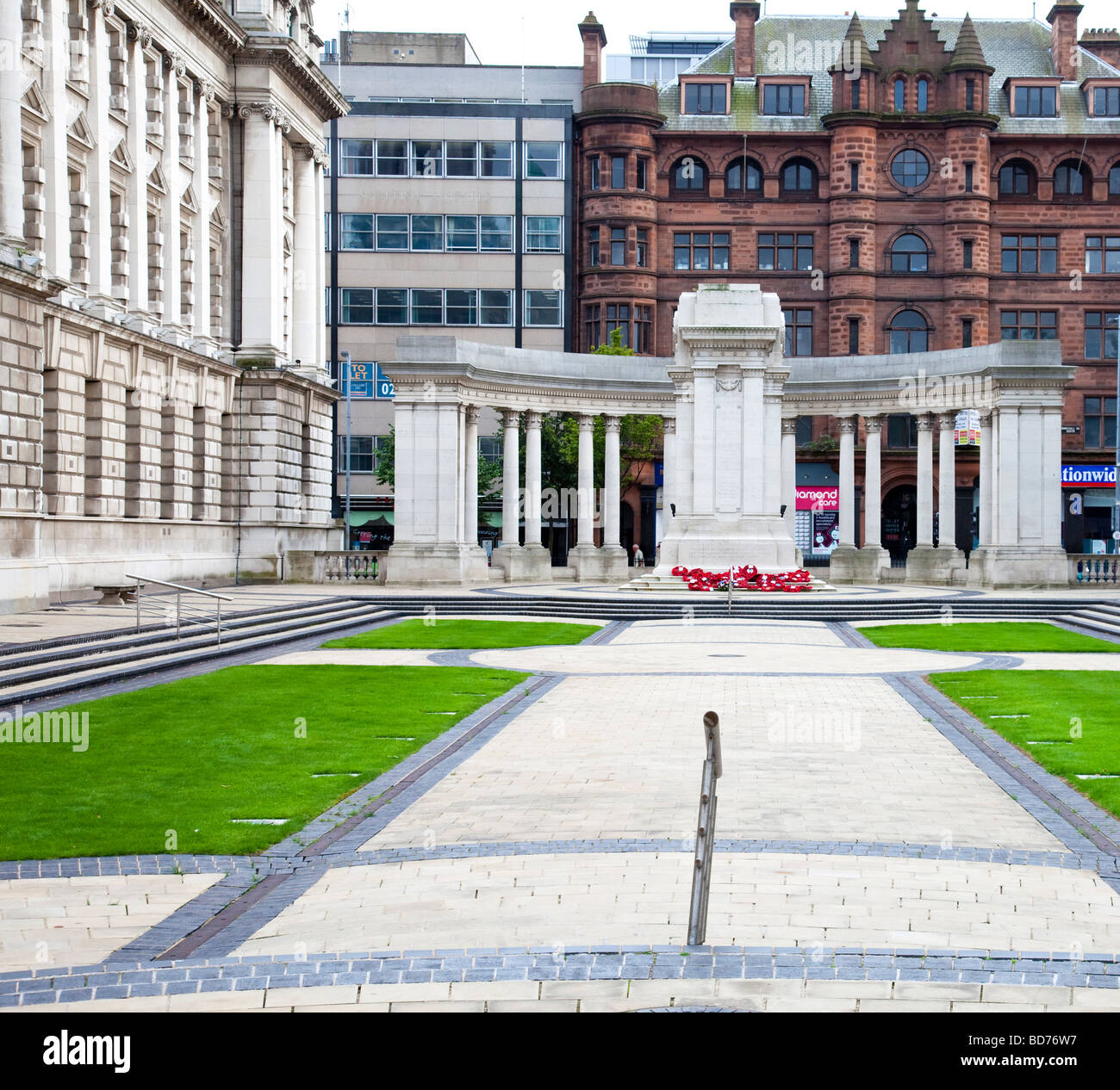 War Memorial - Garden of Remembrance et Cénotaphe, sur Donegall Square West, à côté de l'hôtel de ville de Belfast, en Irlande du Nord. Banque D'Images