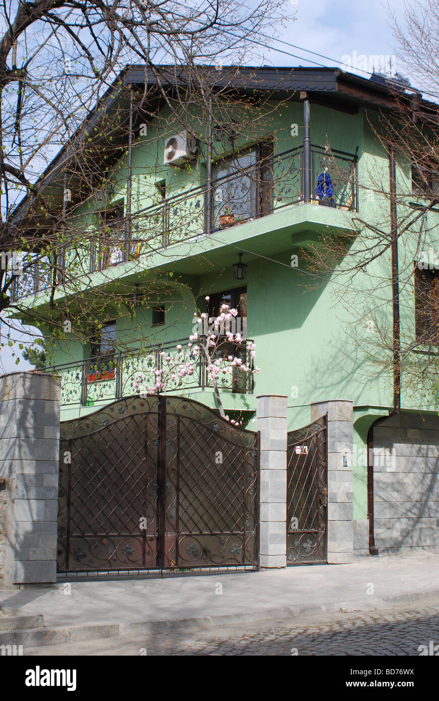 Maison d'habitation contemporaine à Karlovo, Bulgarie avec magnolia arbre en fleurs Banque D'Images