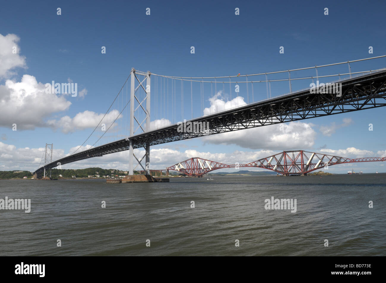 Forth Road Bridge et à l'arrière-plan le pont Forth Rail. Banque D'Images Forth Road Bridge et à l'arrière-plan le pont Forth Rail. Banque D'Images