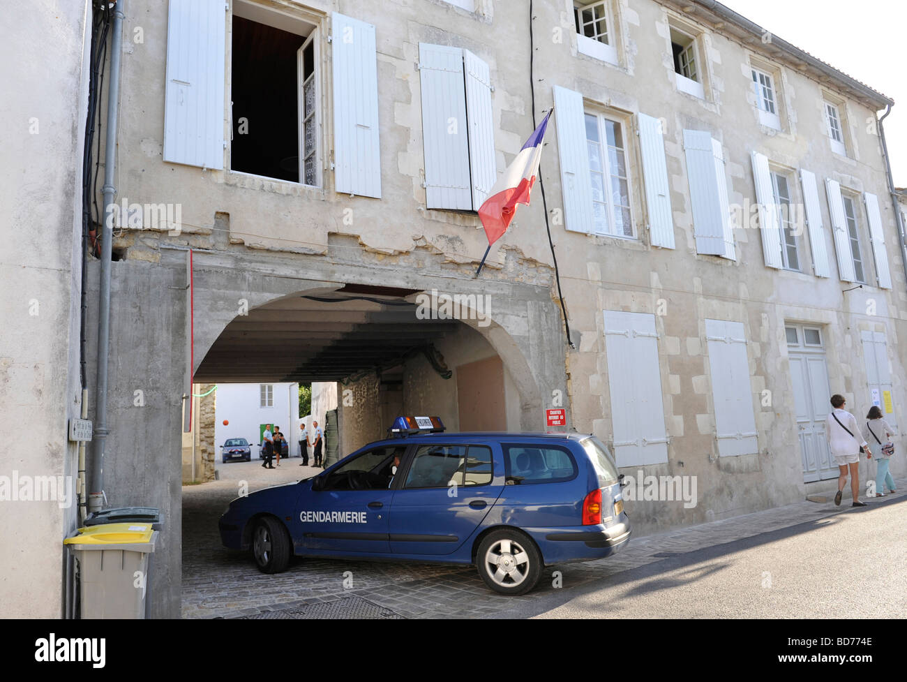 Ars en Re voiture de police gendarme drapeau france Banque D'Images