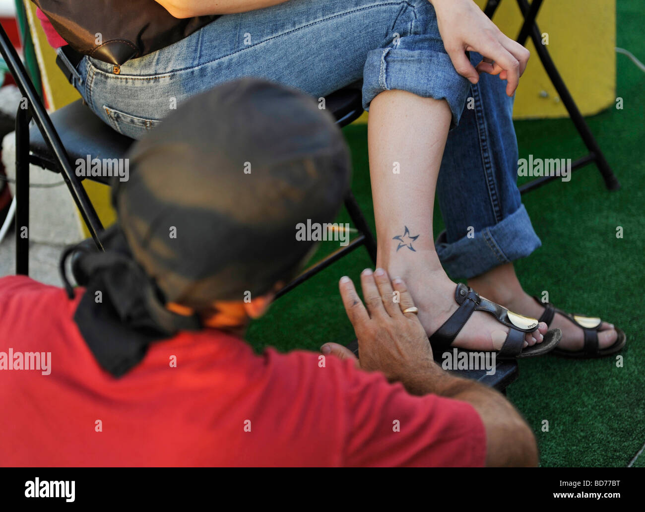 Artiste de tatouage tatouage temporaire en décrochage côté port Ile de Re Banque D'Images
