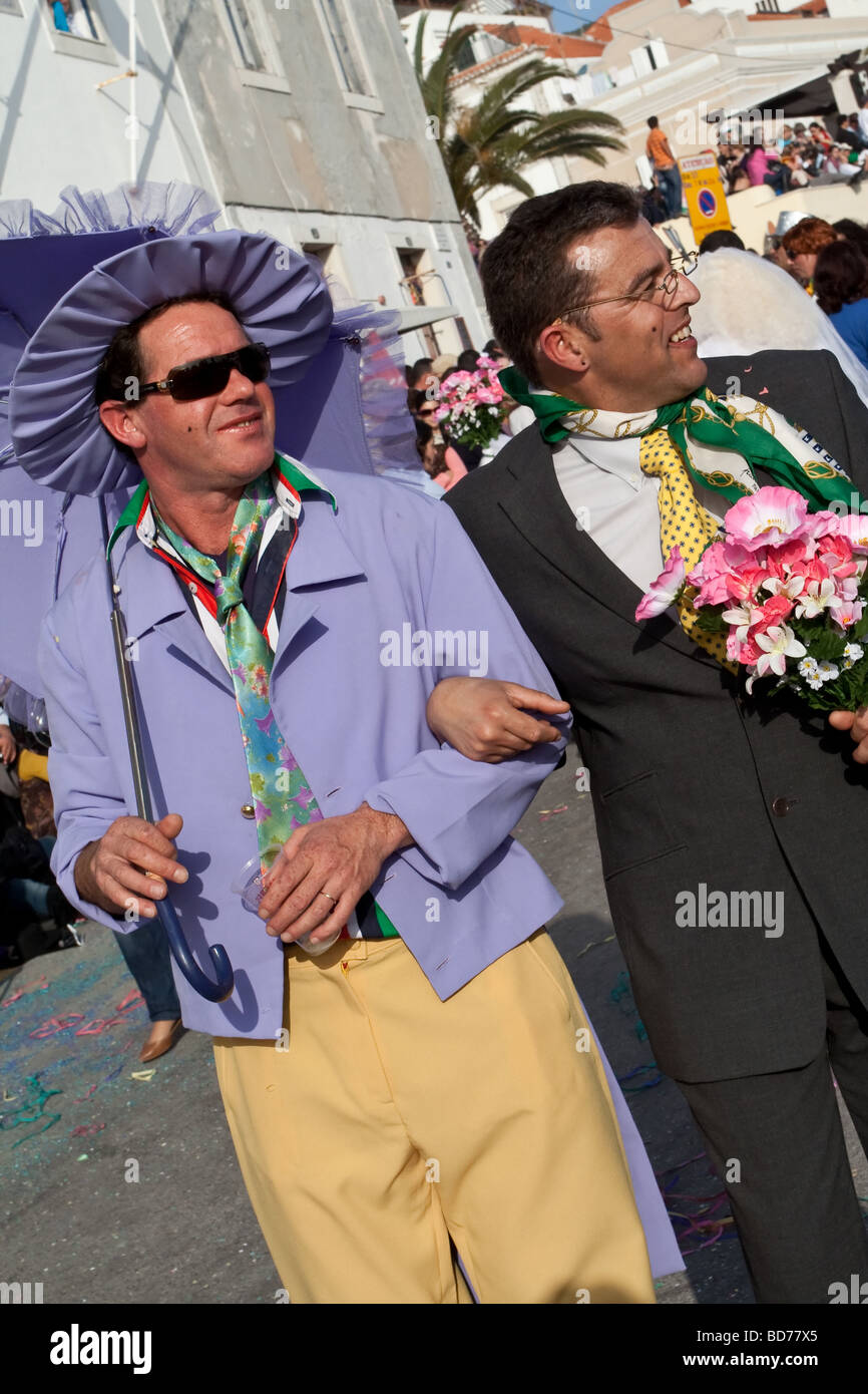 Satire pour le mariage gay dans le Carnaval Sesimbra (Portugal). Le sarcasme et la critique sociale est une marque commerciale du carnaval. Banque D'Images